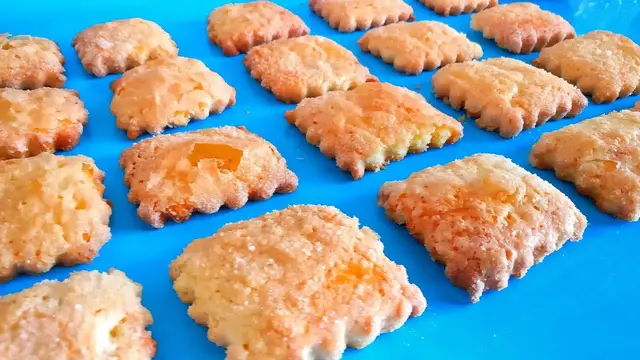 Сахарное печенье с карамельной начинкой