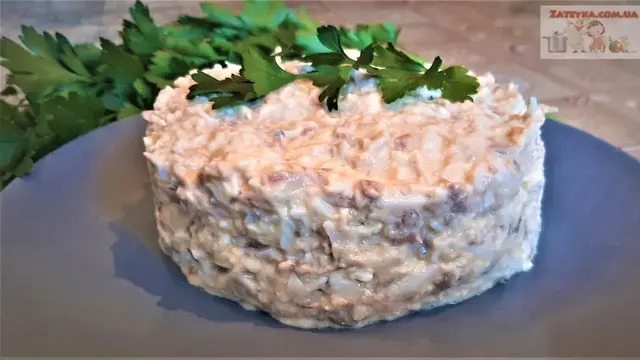 Салат с консервированным лососем, сыром и яйцами