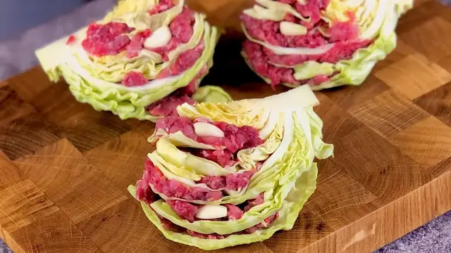 Вкусный ужин из фаршированной капусты с грибным соусом