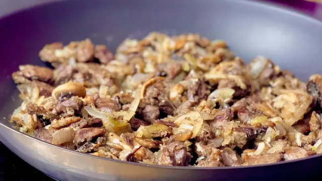 Куриные сердечки на сковородке
