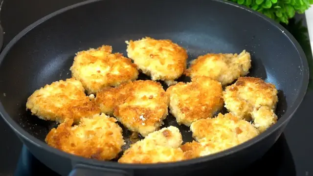 Курица в панировке на сковородке