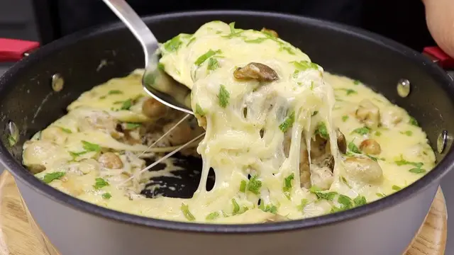 Быстрый и вкусный жюльен с курицей и грибами на сковороде