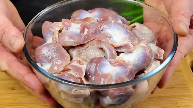 Куриные желудочки на сковородке
