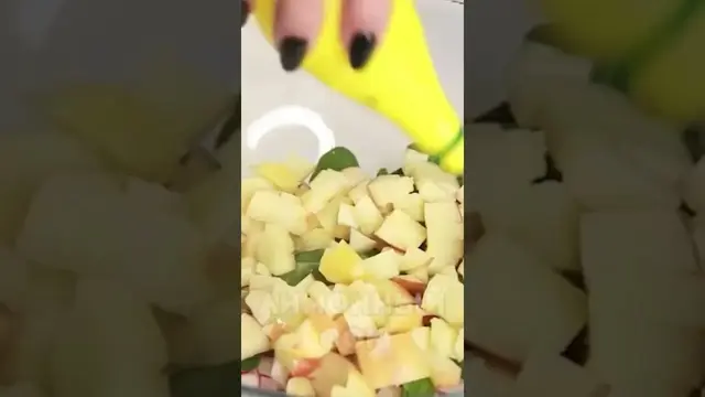 Салат с яблоком и редисом