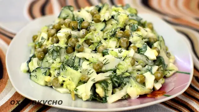 Лёгкий салат из пекинской капусты и огурцов