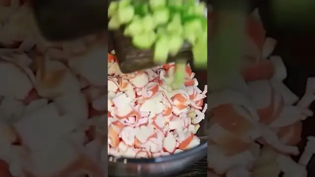 Вкуснейших салат с кальмарами и крабовыми палочками