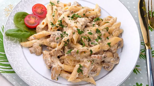 Макароны с курицей и грибами в сливочном соусе