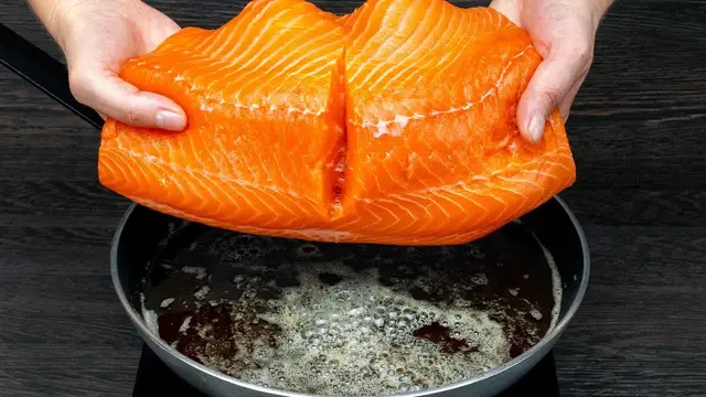 Лосось с шампиньонами и шпинатом в сливочном соусе