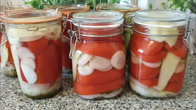 Маринованные помидоры с луком