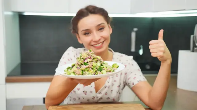 Вкусный и простой салат из тунца, огурца и авокадо