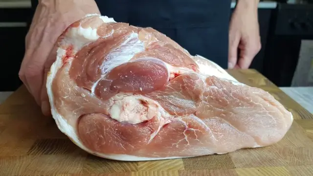 Вкусная свиная рулька в духовке