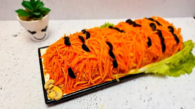 Слоёный салат с курицей и грибами 