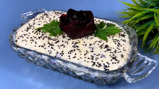 Салат с куриной печенью и маринованным луком на праздничный стол