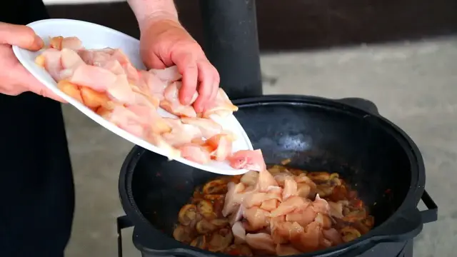 Курица в казане