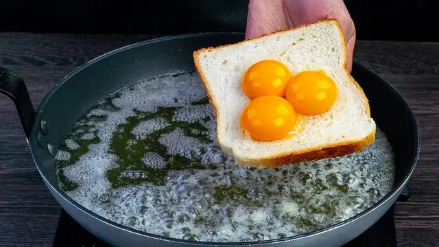 Горячие хлебные мини-запеканки с ветчиной и сыром