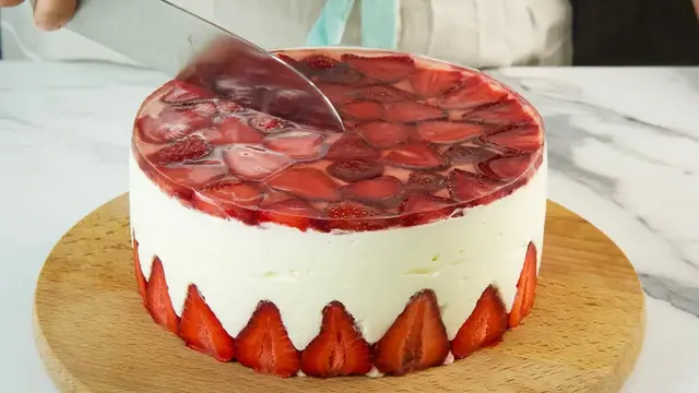 Вкусный торт с клубникой