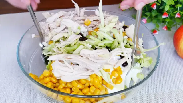 Легкий салат з куркою, капустою та кукурудзою