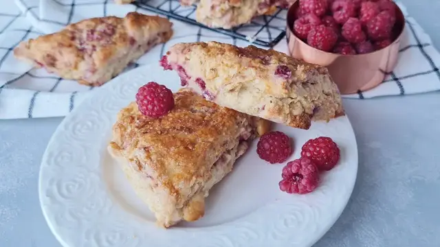 Сконы с белым шоколадом и малиной
