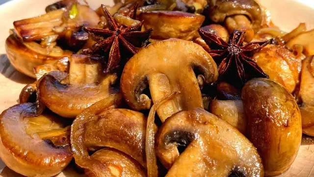 Жареные шампиньоны с луком на сковороде
