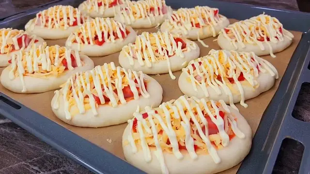 Вкусные пирожки с сосисками