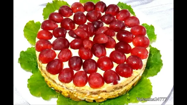Праздничный салат с курицей и виноградом 