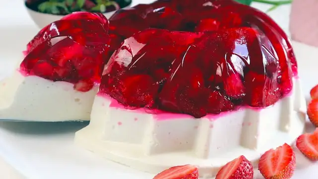 Нежный торт с творогом и клубникой