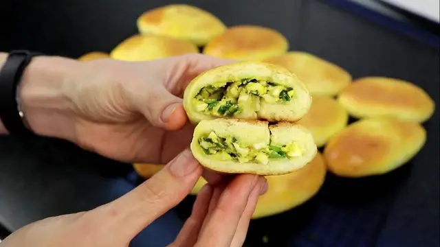 Пирожки с яйцами и луком 