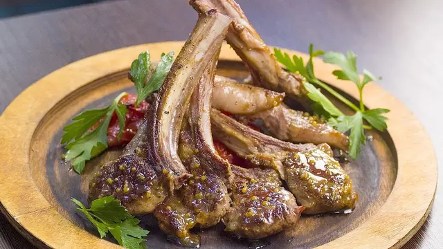 Каре ягнёнка с яблочным соусом