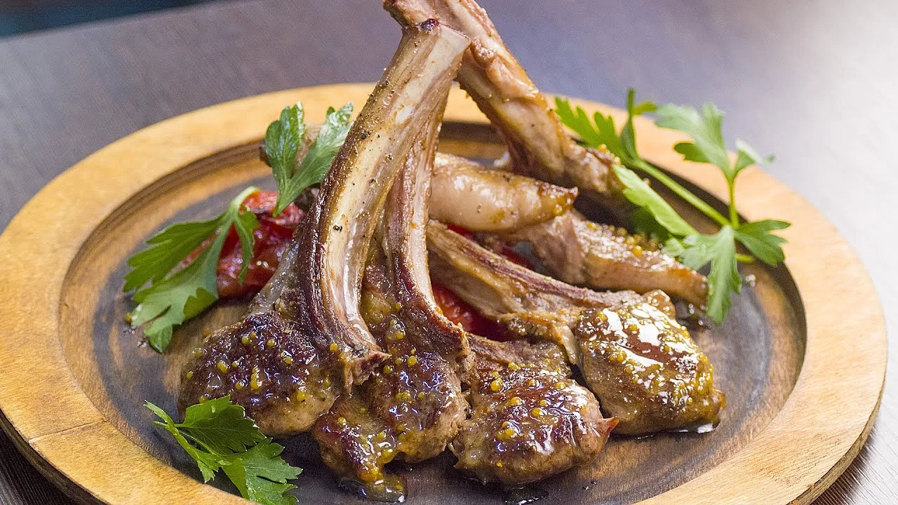 Каре ягнёнка с яблочным соусом