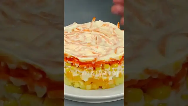 Слоёный салат с картофелем, кукурузой и морковью 