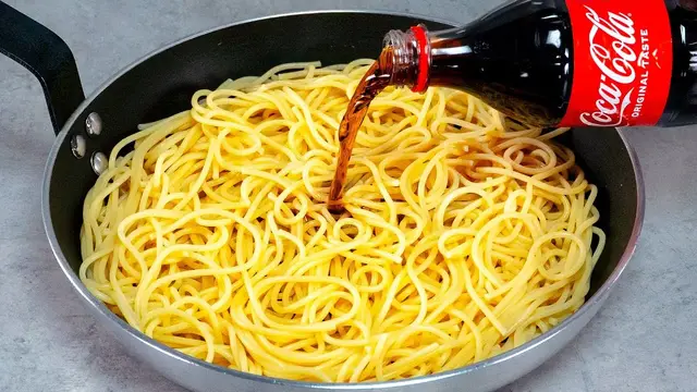 Паста с курицей и овощами в карамельном соусе из Колы