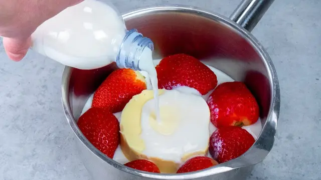 Десерт в банке- из молока, сливочного масла и клубники