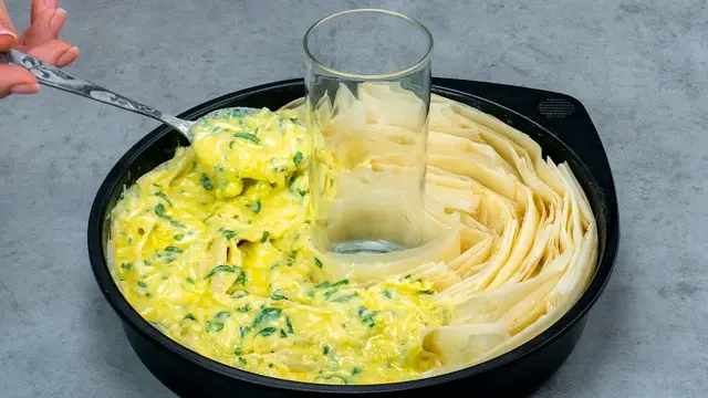 Современный пирог из теста фило, йогурта и шпината