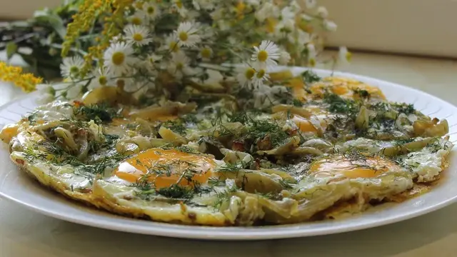 Яичница с квашеными помидорами