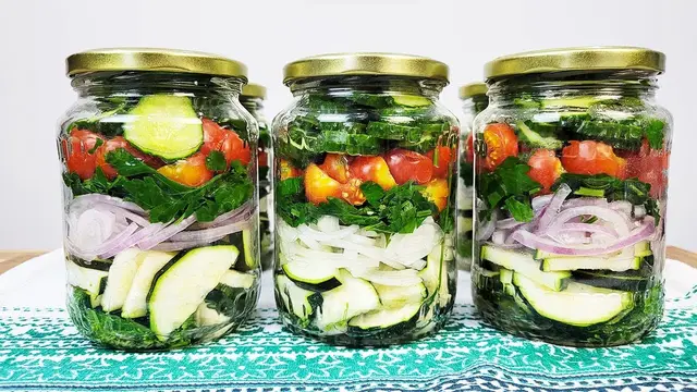 Нереально вкусный салат на зиму без масла, варки и стерилизации 