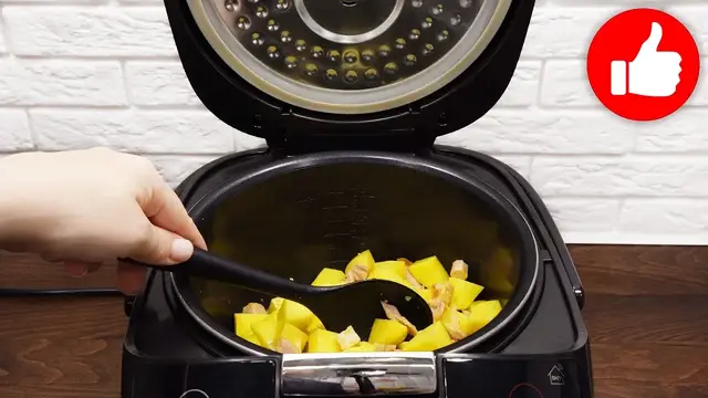 Вкусный картофель с курицей в мультиварке