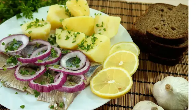 Сельдь малосольная, пряная домашнего засола