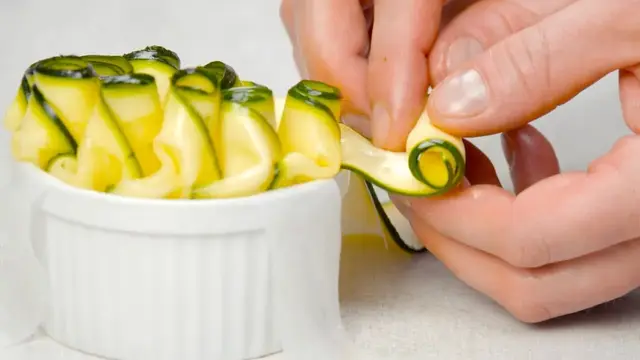 Корзинки из кабачков с курицей и рисом