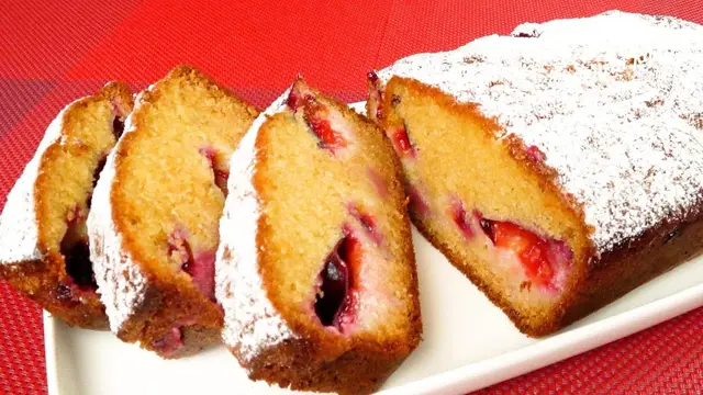 Медовый кекс со сливами