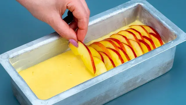 Шарлотка с яблоками за несколько минут