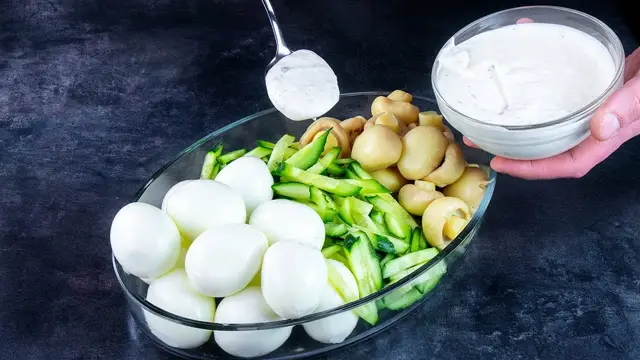 Салат с ветчиной, грибами и яйцами без майонеза
