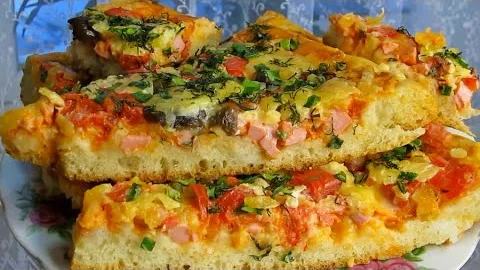 Восхитительная пицца с колбасой, сыром и грибами
