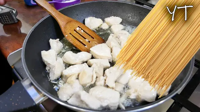 Паста с курицей в сливочном соусе