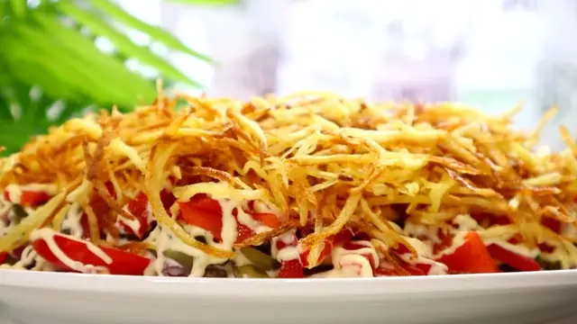 Вкусный мясной салат