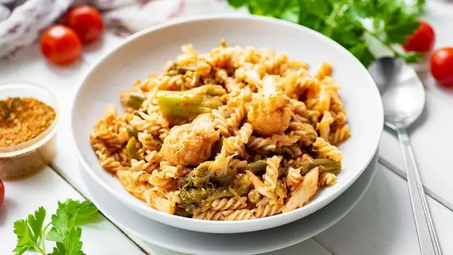 Макароны с замороженными овощами на сковороде