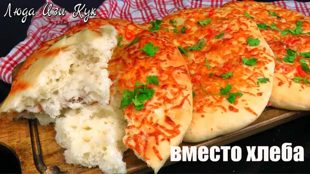 Простые лепешки на кефире с сыром и зеленью