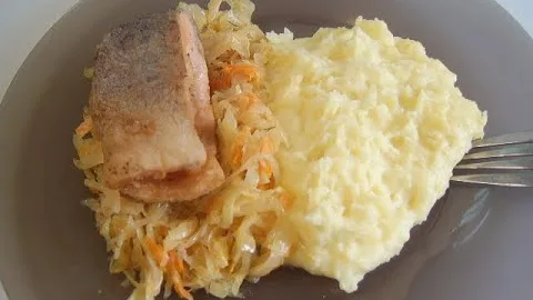 Жареная форель с капустой