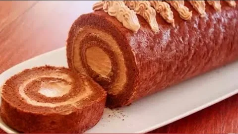 Праздничный шоколадный бисквитный рулет 