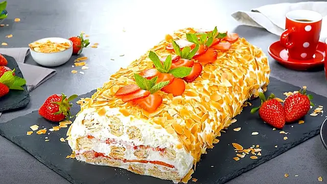 Нежный торт Полено из хрустящего слоеного теста с кремом