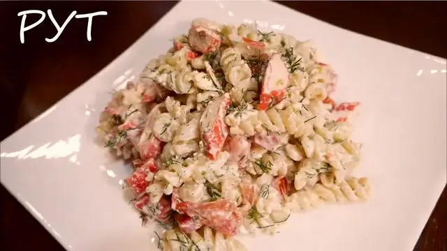 Салат с крабовыми палочками и макаронами